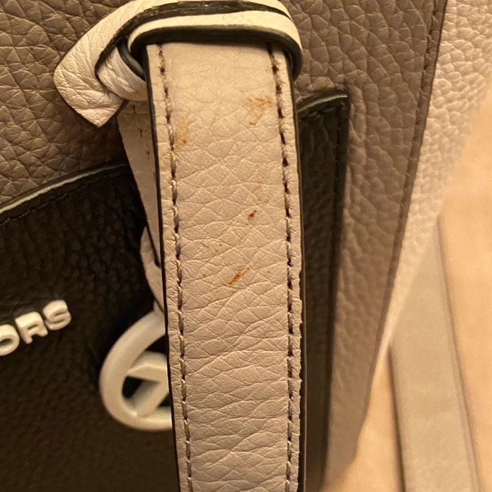 EUC MICHAEL KORS Gemma pebbled leather small pocket crossbody messenger --dark